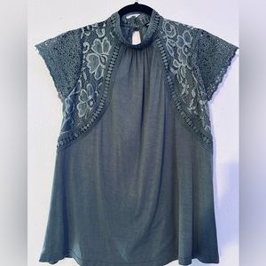 Cable & Gauge Women’s Top - Lace Neck - Short Sleeve - L